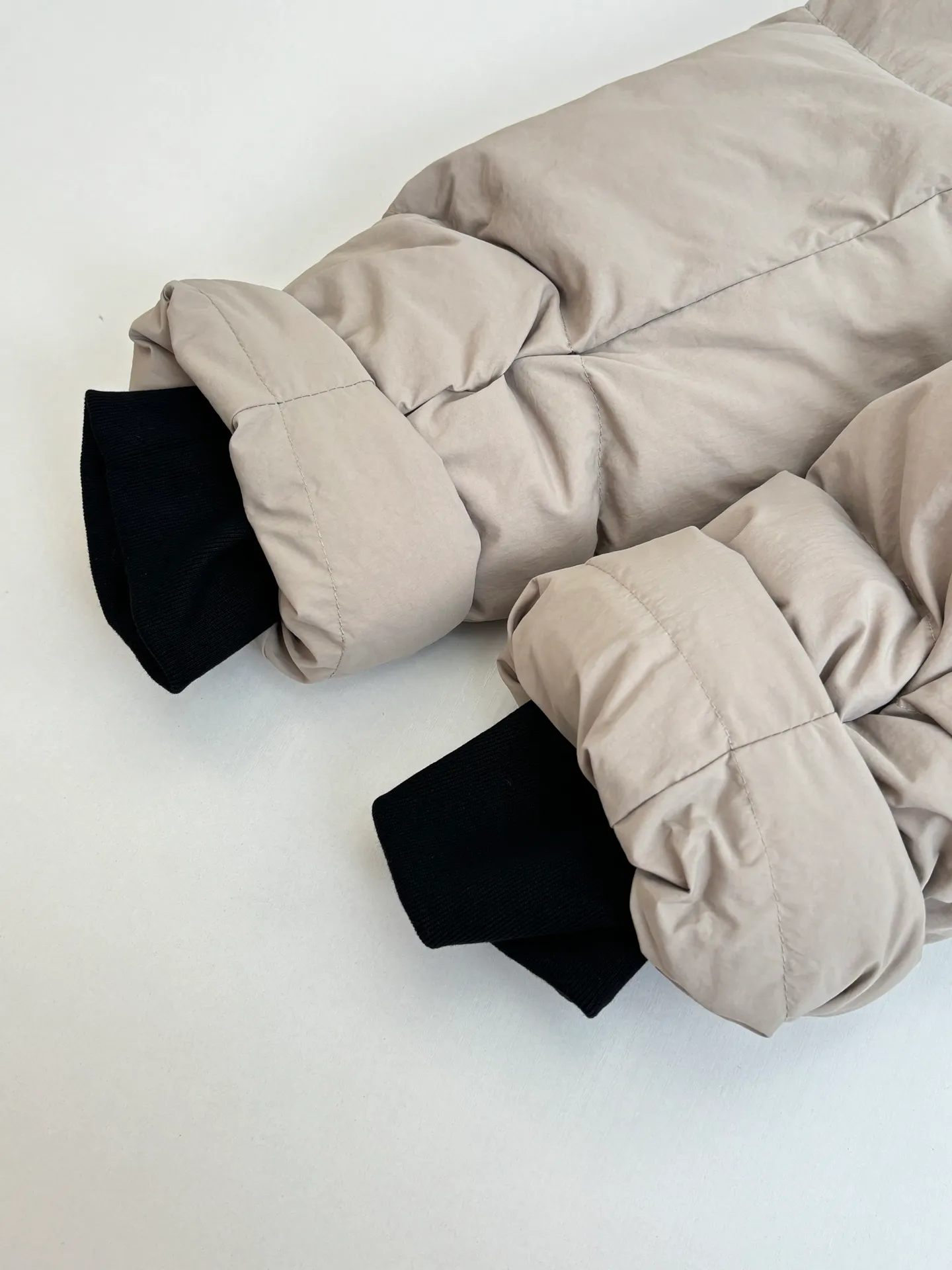 P1010 Canada Goos*/Big Goose Rubber Label Matte Down Jacket The fabric is made of high-quality protective nylon fabric, 90 national standard high-quality white duck down: selected high-fill power velvet, light and warm, with excellent temperature locking performance and good resilience. Three-dimensional quilting technology and precision thread reinforcement prevent lint from being drilled and ensure that the fluffy and resilient elasticity lasts like new.  Size：S/M/L/XL